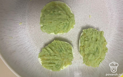 На половинки яичных белков выкладываем получившуюся смесь.