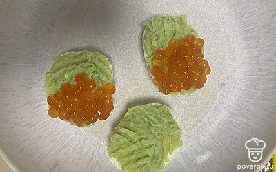 Сверху выкладываем чайную ложку красной икры.