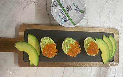 На сервировочную доску выкладываем наши яйца, украшаем дольками авокадо. Приятного аппетита!