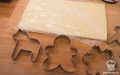 Подготовьте ингредиенты, тесто заранее разморозьте. Также вам понадобятся новогодние формочки.