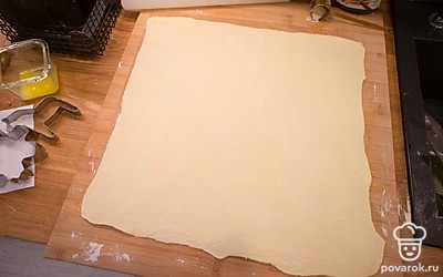 Поставьте духовку разогреваться до 200 градусов, конвекция. Раскатайте тесто так, чтобы оно стало в 2-2,5 раза больше. Старайтесь, чтобы форма была ровная — либо прямоугольник, либо квадрат.