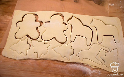 При помощи формочек разного размера вырежьте заготовки.