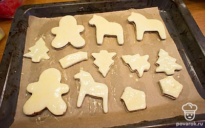 Выложите слойки на противень на расстоянии друг от друга. Смажьте желтком, соединенным с молоком. Выпекайте 8-10 минут. 