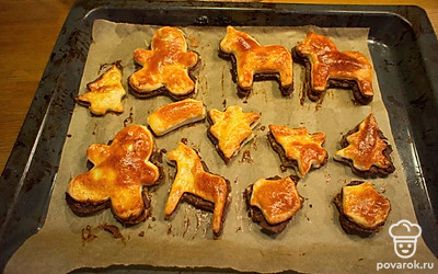 Если в процессе выпекания слойки вздуются, прижмите их вилкой, воздух выйдет и они примут первоначальную форму.