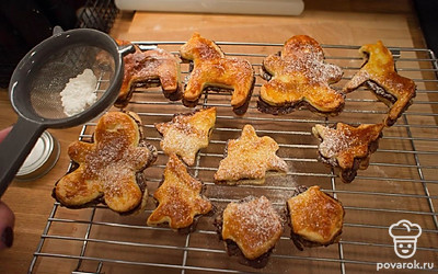 Переложите на решетку и присыпьте сахарной пудрой.