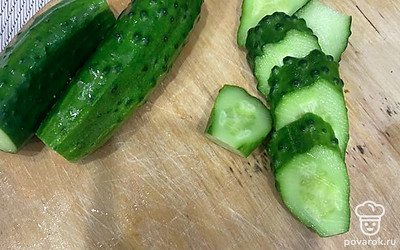 Огурцы нарежьте кружками.