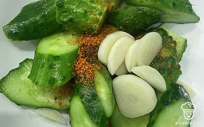 Соедините все в глубокой салатнице и посыпьте приправой. Полейте лимонным соком.