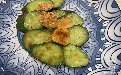 Выложите на плоскую тарелку.