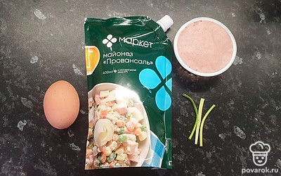 Подготовьте ингредиенты. Яйцо сварите в воде в течение 10 минут. Далее остудите в холодной воде. 