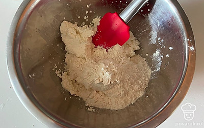 К творожной массе просейте муку. 