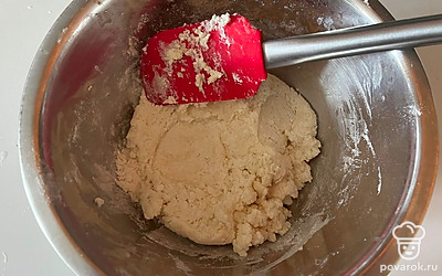 Замешайте эластичное тесто. 