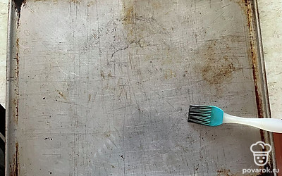 Форму для выпекания смажьте растительным маслом. 