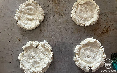 Приготовленное тесто разделите на 4 части. Из каждой части теста сформируйте гнезда, как показано на фото. 