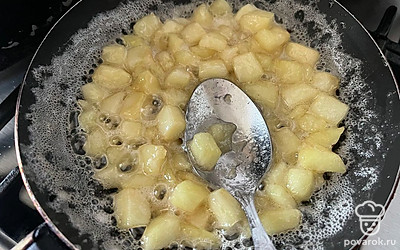 Все тщательно перемешайте и варите начинку до небольшого загустения в течение пяти минут. 