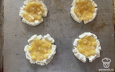 Приготовленную начинку выложите в углубления теста. 
