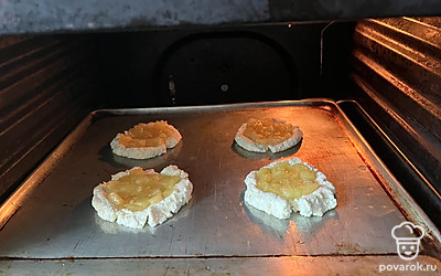 Отправьте выпекаться в духовку на 20 минут при 180 градусах.