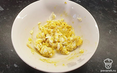 Яйцо мелко нарежьте и смешайте его с майонезом. 