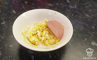 К яичной массе добавьте печеночный паштет. 