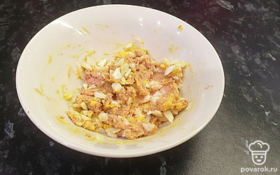 Массу тщательно перемешайте вилкой. 