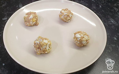Из получившейся массы скатайте небольшие шарики.