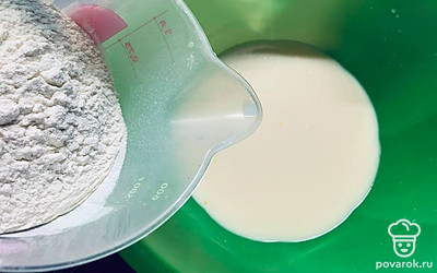 Сухие дрожжи залейте теплой водой, добавьте сахар и оставьте подниматься на 10 минут. После смешайте дрожжи, молоко, сахар и соль. Постепенно добавляйте муку.