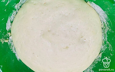 Поставьте тесто в теплое место и дайте подняться в 2 раза. 