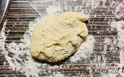 Выложите на стол, припыленный мукой.