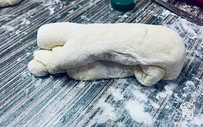 Разрежьте жгут на несколько частей, каждую из которых сложите пополам.