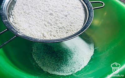 Просейте муку.