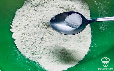 Добавьте соль, сахар, перемешайте.