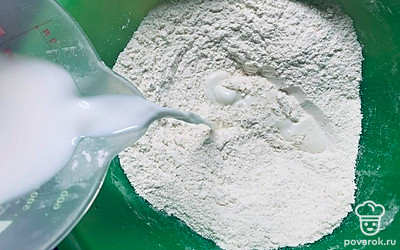 Добавьте теплое молоко, медленно помешивая.