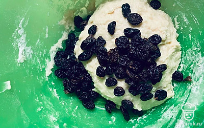 Когда замешаете тесто, добавьте промытый изюм и потихоньку вмешивайте его в смесь. 