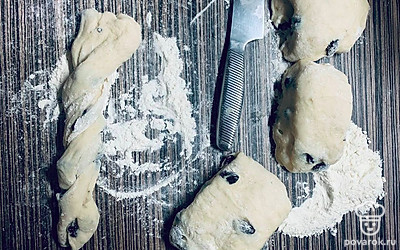 Разрежьте тесто на несколько частей. Скатайте каждый кусочек в трубочку, разрежьте ее пополам и скрутите, как на фото. 