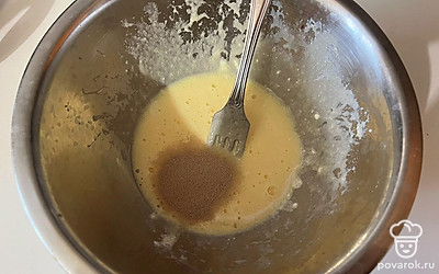 Все перемешайте и добавьте к смеси дрожжи. 