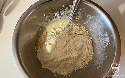 Туда же просейте муку. 