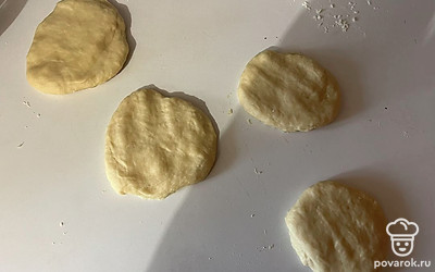 Разделите его на 4 части и из каждой сделайте небольшие лепешки.