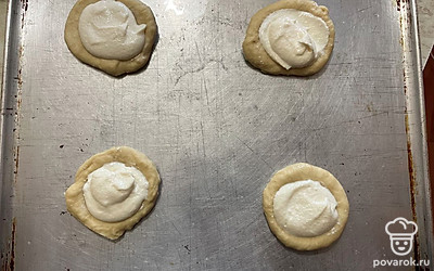 Эту массу распределите по углублениям в тесте. Булочки отправьте выпекаться в духовку при 185 градусах на 20 минут. 