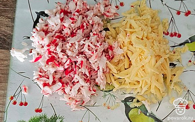 Трем на терке сыр и крабовые палочки. 