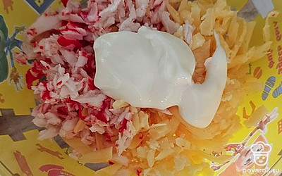 Добавляем майонез. 