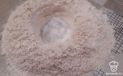 Высыпаем муку горкой, в середине делаем углубление. 