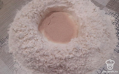 Добавляем соль, сахар, дрожжи и муку. 