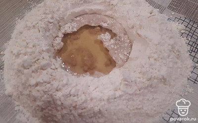 Добавляем растительное масло, перемешиваем массу в течение 5 минут. 