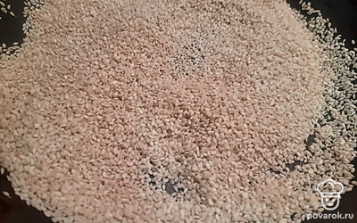 Обжарить кунжут до золотой корочки. 