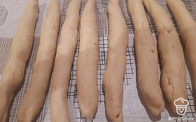 Формируем колбаски по 110 грамм, смачием руки и заварачием колбасу в спираль, а далее в кольцо. 