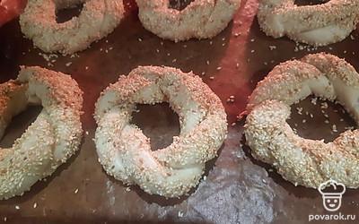 Отправить в духовку на 14 минут при 180 градусах.