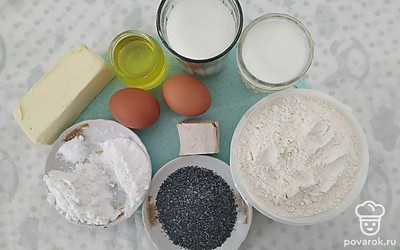 Свежие дрожжи засыпьте сахаром, чтобы растворились, влейте теплое молоко.