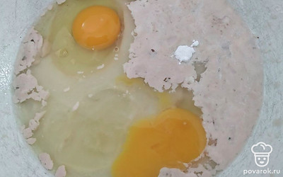 Вбейте яйцо в распустившиеся дрожжи, всыпьте соль, ванилин, муку, перемешайте. Добавьте сливочное масло, замесите мягкое тесто. Тесто сверху смажьте растительным маслом, отложите на 40 минут на подъем.