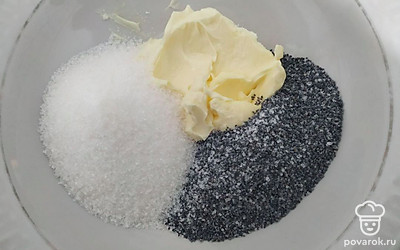 Для приготовления начинки смешайте мягкое сливочное масло с маком, крахмалом, сахаром, ванилином. Тесто раскатайте, намажьте начинкой, не доходя до края. Сверните в рулет плотно. Рулет разрежьте на порционные кусочки. С одной стороны среза тесто защипните, закрыв начинку и поставьте в противень донышком вниз.