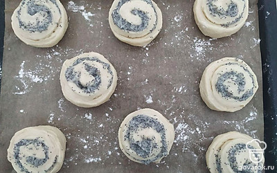 Булочки смажьте яйцом. Отложите на расслойку на 20 минут, выпекайте в разогретой духовке в течение 30 минут при температуре 180 градусов.