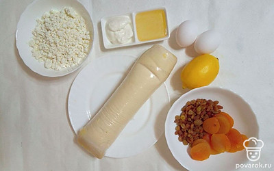 Слоеное тесто можно купить в магазине, а можно при желании и наличии свободного времени приготовить самостоятельно из пшеничной муки, воды и сливочного масла. Это не так сложно, как кажется на первый взгляд.